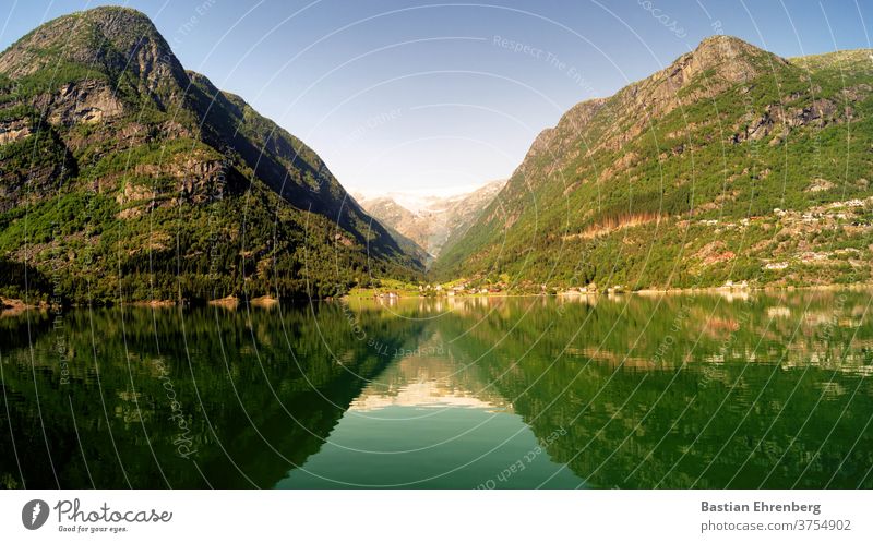 Gletscher hinter norwegischem Fjord und Bergen Berge u. Gebirge See Wasser Norwegen Natur Landschaft Skandinavien Außenaufnahme Farbfoto Menschenleer Idylle