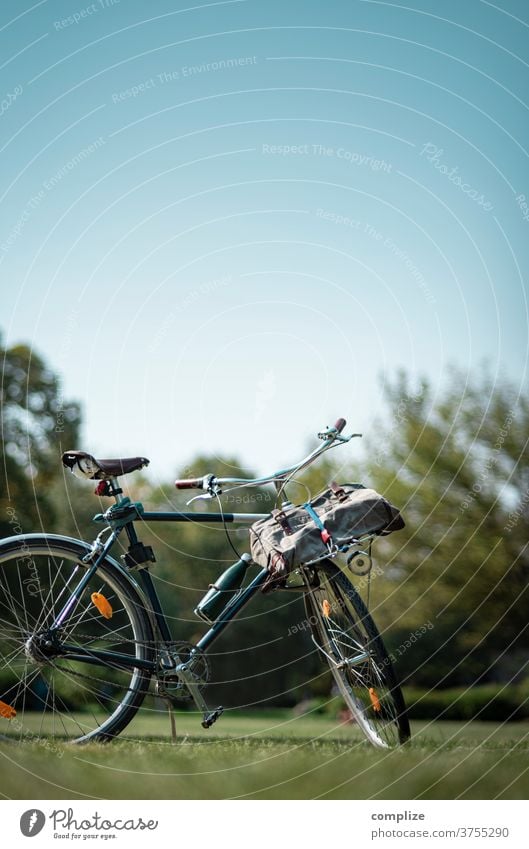 Mit dem Fahrrad in den Park Ausflug Tour entspannung Rad Pause Fahrradtour Fahrradfahren radeln Wiese Gras urban bike
