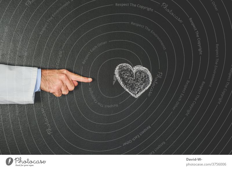 Arzt zeigt auf ein Herz Kardiologe Kardiologie zeigen deuten herzinfakt Gesundheit Medizin Krankheit Gesundheitswesen