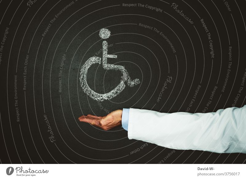 Arzt deutet auf Körperlich eingeschränkte Personen hin - Rollstuhlfahrer Zeichen Hand Behindertengerecht behindert körperliche Einschränkung deuten hinweis