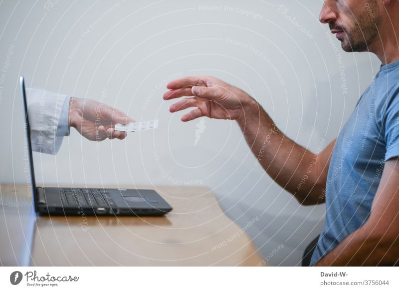 Telemedizin - Arzt überreicht Patienten über das Internet Medikamente Verschreibung Krank Gesundheitswesen Computer Laptop Hand überreichen aushändigen visuell