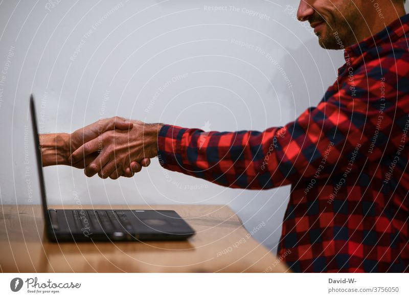 sich online die Hände reichen / eine Vertrag über das Internet abschließen Handschlag Laptop abkommen Handel Computer Betrug Internethandel Onlineshop
