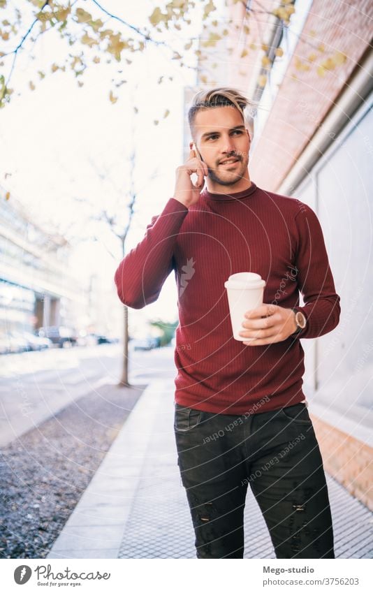 Mann, der im Freien telefoniert. Mobile Telefon Person Erwachsener männlich Café jung Menschen Kaffee gutaussehend Glück Zelle attraktiv Anruf