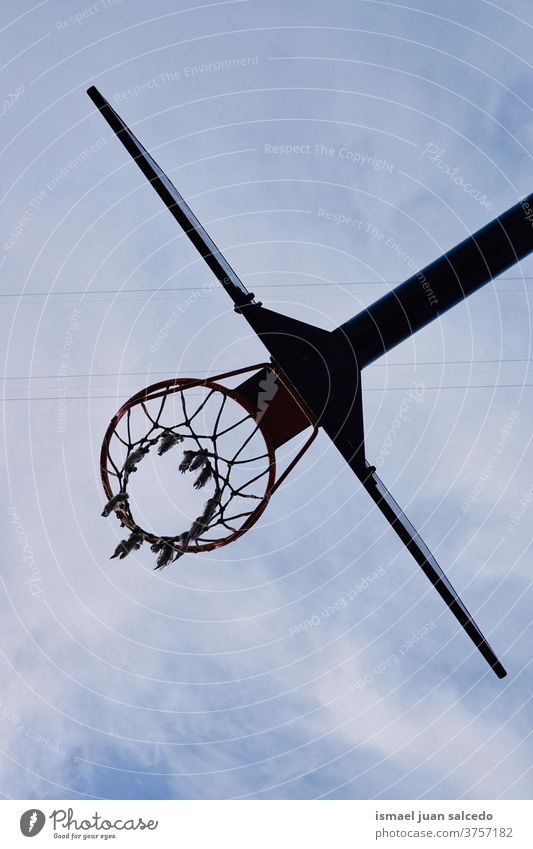 Straßenbasketballkorb in der Stadt Bilbao, Spanien Reifen Basketball Korb Himmel blau Silhouette kreisen anketten metallisch Netz Sport Sportgerät spielen