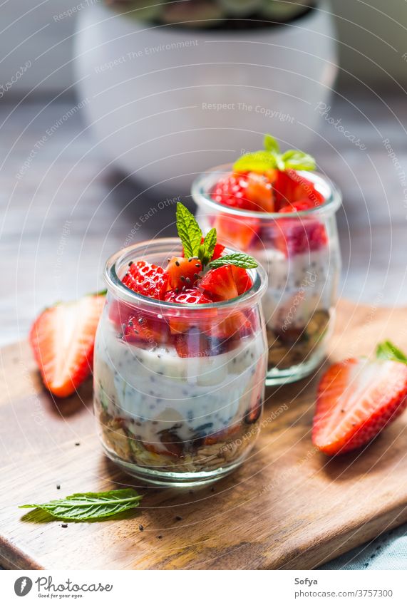 Joghurt und Granola mit Erdbeeren. Frühstück Dessert Lebensmittel Frucht Glas Gesundheit süß Beeren Feinschmecker Morgen Pudding Müsli roh Veganer lecker