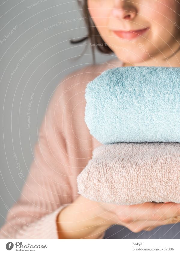Frau hält saubere gefaltete Handtücher Handtuch Halt Sauberkeit Lächeln Bad gestapelt Pferch zufrieden Spa Glück Hotel Baumwolle sich[Akk] entspannen heiter