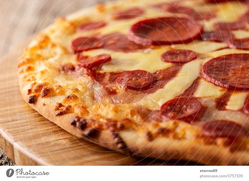 Italienische Peperoni-Pizza Käse Küche Speise Teigwaren Lebensmittel Bestandteil Mahlzeit Fleisch Mozzarella rot rund Salami Wurstwaren ungesund hölzern