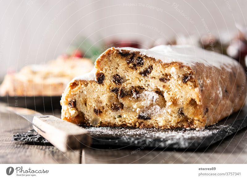 Christstollen-Fruchttorte auf Holztisch. Mandel Bäckerei Kuchen Feier Weihnachten lecker Dessert Lebensmittel Deutsch deutsches Dessert Feiertag selbstgemacht