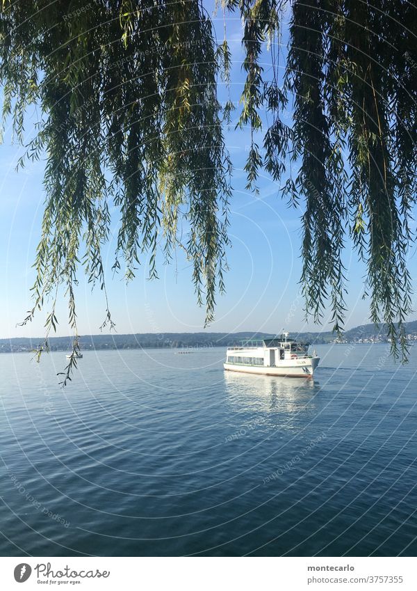 Passagierschiff beim Auslaufen auf dem Bodensee bei Überlingen Motorboot Boot Morgen Ruhe Schifffahrt stille Fernweh Reiselust Ahoi Himmel Natur Landschaft