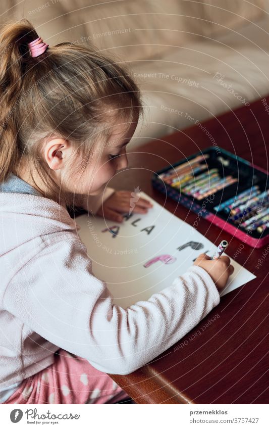 Kleines Mädchen im Vorschulalter lernt zu Hause Briefe zu schreiben Aufmerksamkeit Kaukasier Kind Kindheit niedlich Bildung lehrreich Spaß heimwärts lernen