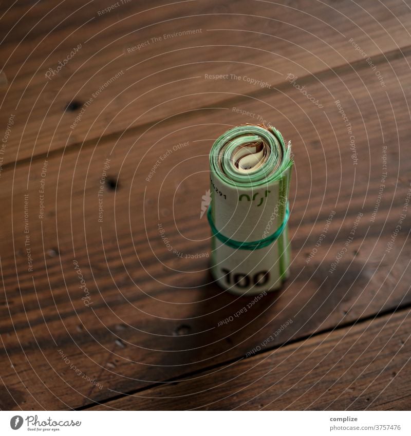 100 Geldscheine Euro Scheine Bündel geldrolle Rolle zusammengerollt Holz reich Reichtum Bargeld