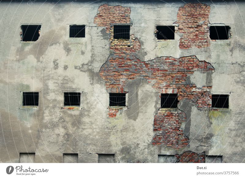 altes Gemäuer Gebäude Mauerwerk Fenster Backstein Putz abgebröckelt marode Prora Fassade