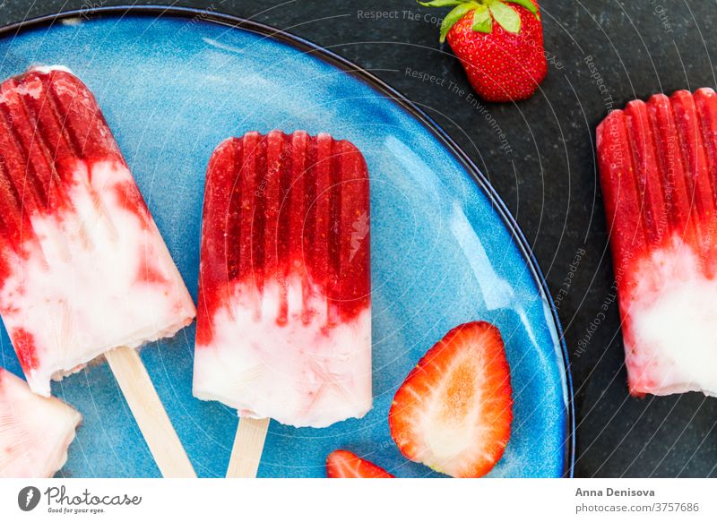 Erdbeere Eis am Stiel mit Erdbeersaft Erdbeeren Saft Himbeeren Paletas selbstgemacht Veganer Kokosnussmilch rustikal weiß Speiseeis Gesundheit Entzug Sommer