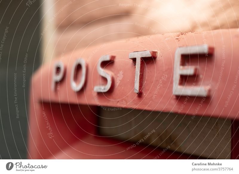Roter Briefkasten mit "Poste" Aufschrift Menschenleer Außenaufnahme Farbfoto Tag Kommunizieren schreiben Briefumschlag Liebesbrief Postkarte Nahaufnahme