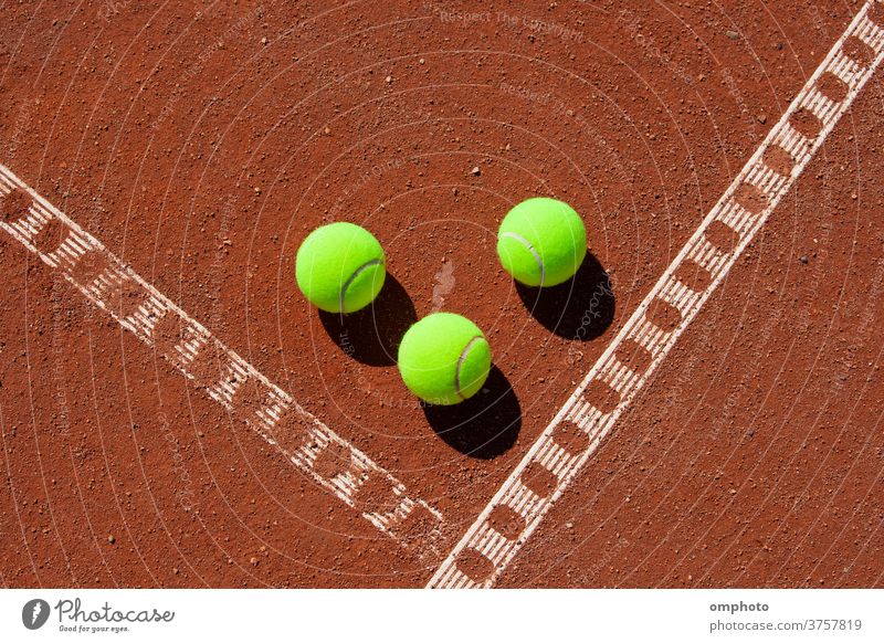 Drei Tennisbälle in der Ecke eines Sandplatzes Ball Gericht Linie Spiel rot Feld Boden orange Sport Aktivität weiß im Freien Kulisse Ton Konkurrenz spielen