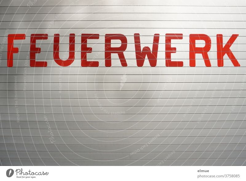*900* I "FEUERWERK" steht in großen roten Buchstaben auf einem grauen Metalltor Feuerwerk Schrift Tor Hinweisschild Schilder & Markierungen Schriftzeichen