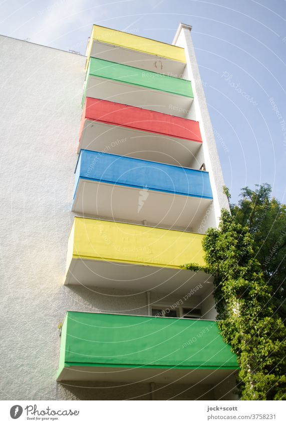Farbe grün, gelb, blau, rot auf Balkon ist schön bei jeder Wetterlage Architektur Himmel Fassade bunt Dekoration & Verzierung Farbgestaltung Strukturen & Formen