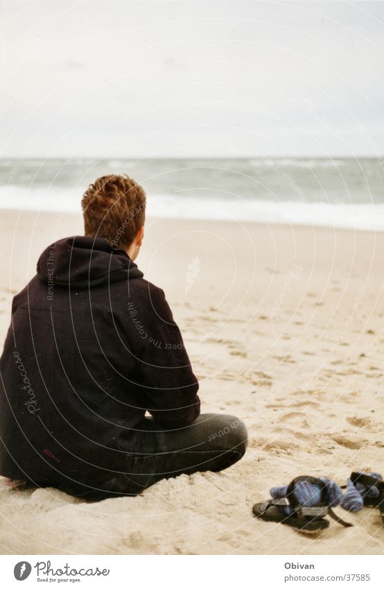 in gedanken Mann Schuhe Meer Strand ruhig Gedanke Wellen schlechtes Wetter Ferne