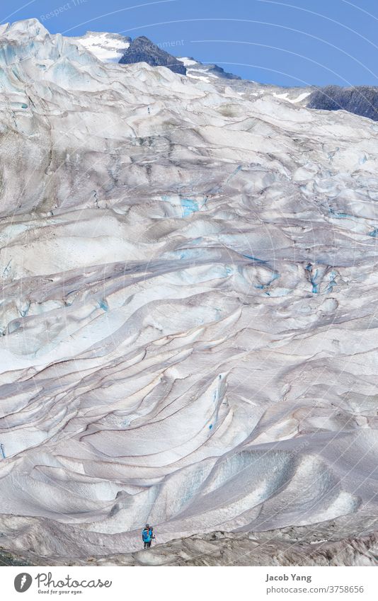 Zwei Menschen blicken auf einen Gletscher globale Erwärmung Eisschmelze Schnee Erdspalte wandern im Freien Natur Porträt Sommer blau Nationalpark
