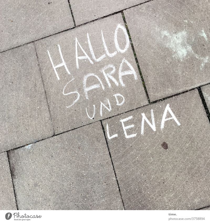 Vornamen | Sara und Lena Name Oberfläche Kreide Fußweg Straße schrift text Buchstaben Hallo Bodenplatten Beton Begrüßung Vogelperspektive