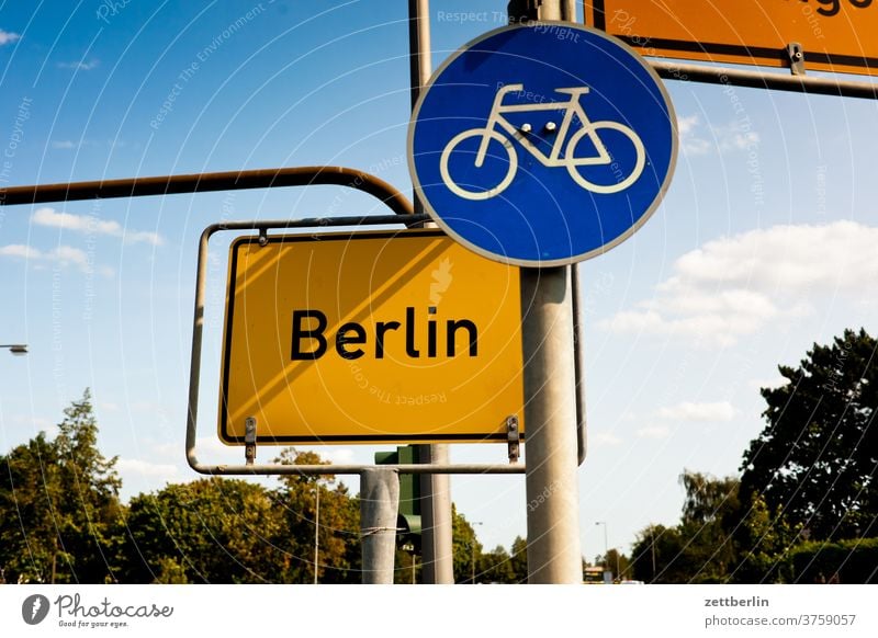 Berlin mit Fahrradweg berlin ecke fahrbahnmarkierung fahrrad fahrradweg hinweis kante kurve navi navigation orientierung pfeil radfahrer rechts richtung