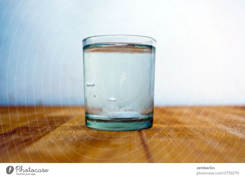 Tablette im Wasserglas aspirin auflösen auflösung getränk kohlensäure kopfschmerzen kopfschmerztablette medizin trinken trinkgefäß vitamintablette wasser
