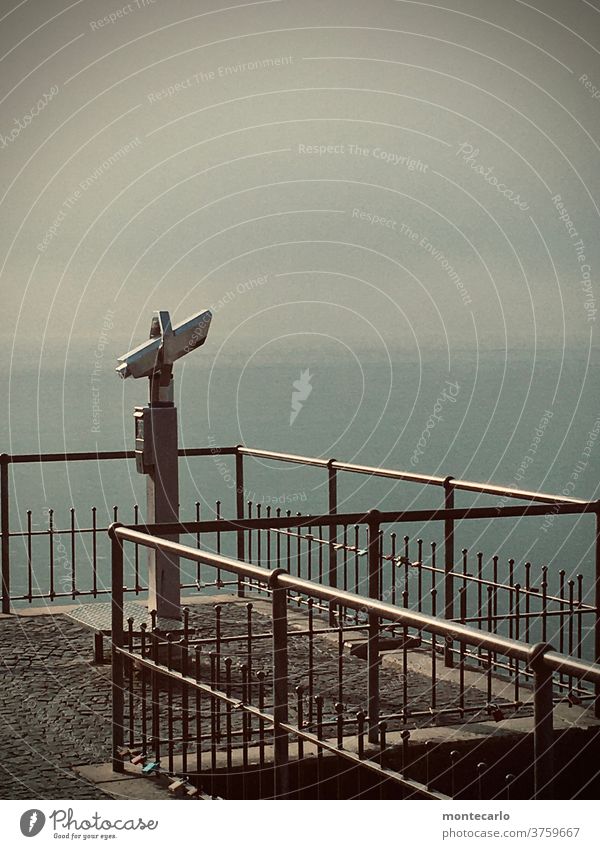 Münzfernrohr auf einer Promenade mit Blick in den Nebel Teleskop Münzfernglas Aussichtsfernrohr Münzautomat Fernrohr Wasser Farbfoto Fernglas Menschenleer