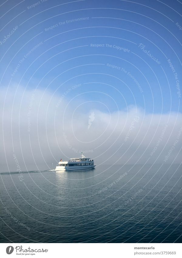 Passagierschiff auf dem Bodensee vor einer Nebelwand im Herbst weite Sonnenlicht Schönes Wetter Aussicht Umwelt erlebniss Überlingen Ausflug Farbfoto blau