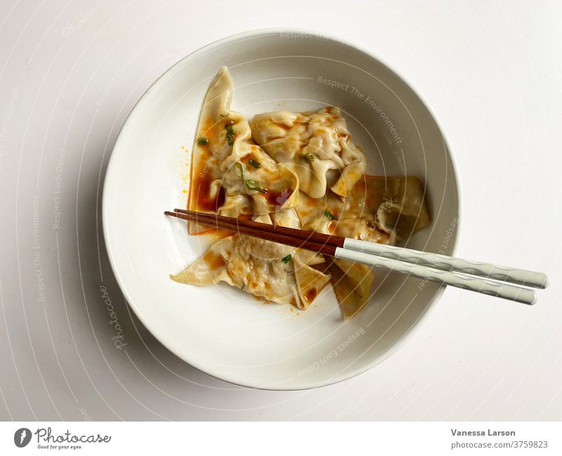 Asiatische Knödel in Chili-Sauce in weißer Schüssel mit Stäbchen japanische Küche Chinesische Küche Essstäbchen Lebensmittel asiatisch Gesundheit frisch
