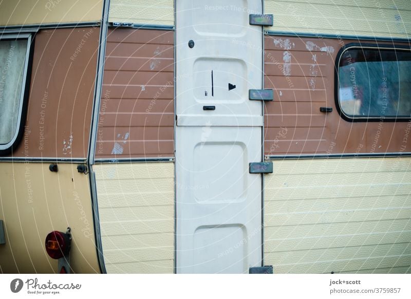 Wohnwagen aus den sogenannten guten alten Tagen Fenster Ferien & Urlaub & Reisen Camping Lifestyle Design Zahn der Zeit Nostalgie verwittert Stil retro Tür