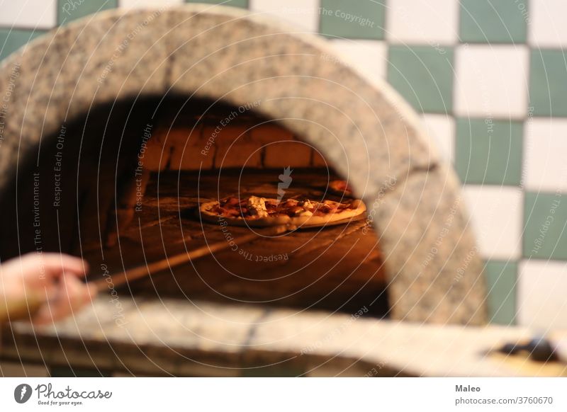 Italienische Pizza wird im Holzofen gebacken Ofen Baustein Käse gekocht Brot Koch Essen zubereiten Abendessen Feuer Flamme Lebensmittel heiß Mahlzeit Mozzarella