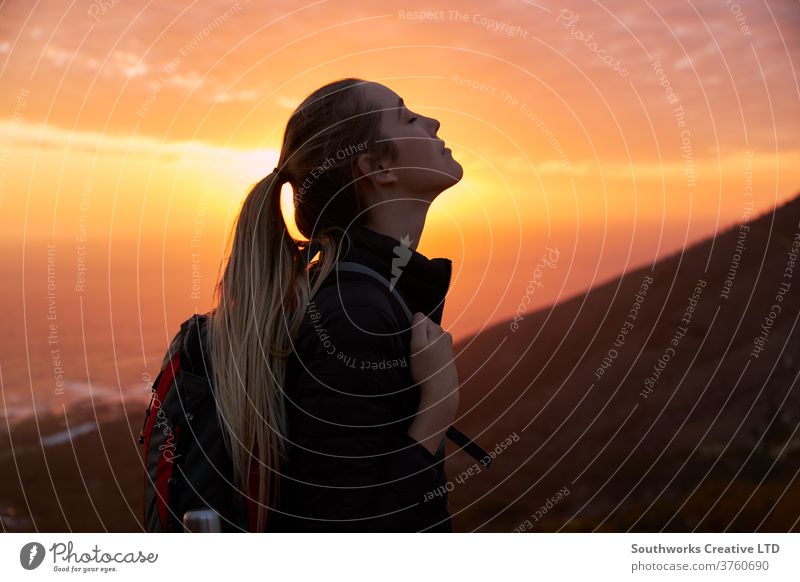 Profilansicht einer jungen Frau mit geschlossenen Augen auf dem Gipfel eines Berges bei Sonnenuntergang im Freien Abenteuer Natur Person reisen Sommer Freizeit