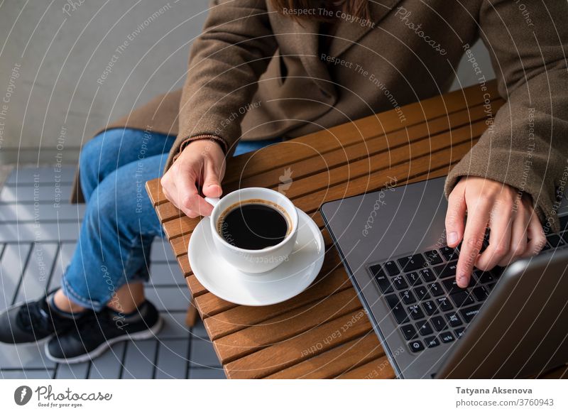 Frau arbeitet in Straßencafé mit Laptop Café Computer Kaffee arbeiten Internet Person Technik & Technologie Business Tisch modern Tasse Lifestyle Arbeit Sitzen