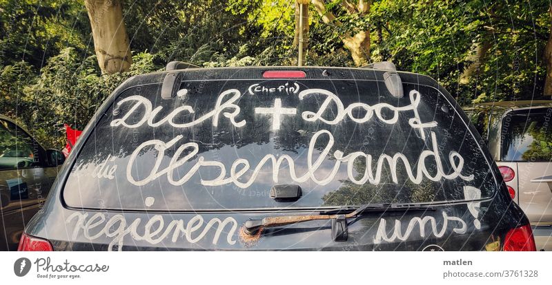 Regierung Auto parken Aufschrift Baum Dick und Doof olsenbande Scheibe Menschenleer Farbfoto Rücklicht Heck