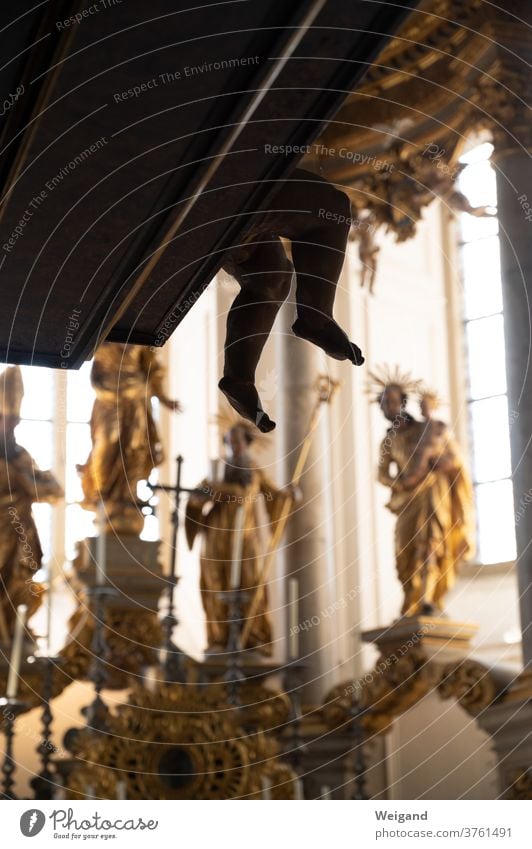 Füße eines Engel in einer Barockkirche Füsse baumeln lassen Fuß Kirche katholisch barock Himmel gold Schwäbisch Hall Gottesdienst Liturgie Christentum