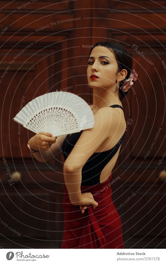 Elegante Frau mit Fächer beim Flamenco-Tanz Flamencotänzer Tänzer Ventilator ausführen Tanzen Tradition Leidenschaft elegant Anmut hispanisch jung sinnlich Stil
