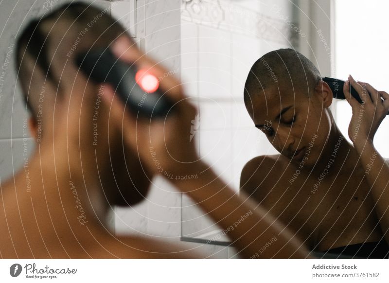 Schwarze Frau trimmen Haare zu Hause geschnitten Behaarung Trimmer heimwärts Bad Dessous Frisur kahl Vorschein ethnisch schwarz Afroamerikaner Unterwäsche