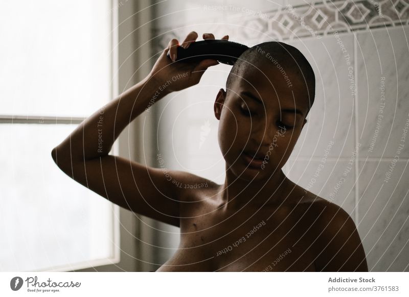 Schwarze Frau trimmen Haare zu Hause geschnitten Behaarung Trimmer heimwärts Bad Dessous Frisur kahl Vorschein ethnisch schwarz Afroamerikaner Unterwäsche