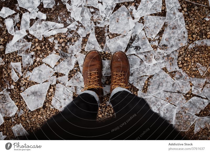 Getreidewanderer, der auf einem Boden mit Eis steht Reisender See Tourist Winter Trekking Stiefel Saison Urlaub gefroren Schottisches Hochland Schottland