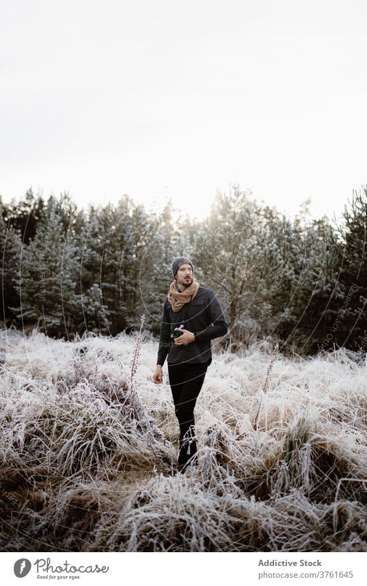 Männlicher Fotograf im gefrorenen Feld im Winter Mann Schnee Frost Fotoapparat Wiese Saison männlich Schottisches Hochland Natur Gras kalt Urlaub weiß Wetter