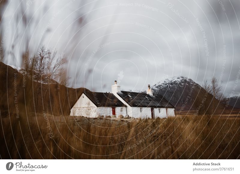 Einsames Haus im Gebirgstal im Herbst Berge u. Gebirge Tal Hochland Saison einsam kalt wohnbedingt Schottisches Hochland Schottland Großbritannien