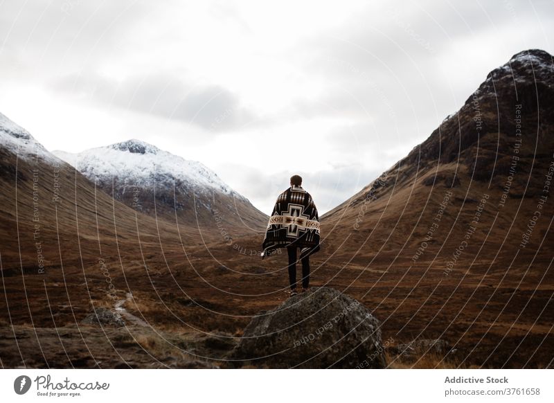 Reisender Mann auf Stein im Hochlandtal Tal Berge u. Gebirge erkunden Fernweh genießen fallen Saison männlich Schottisches Hochland Schottland Großbritannien