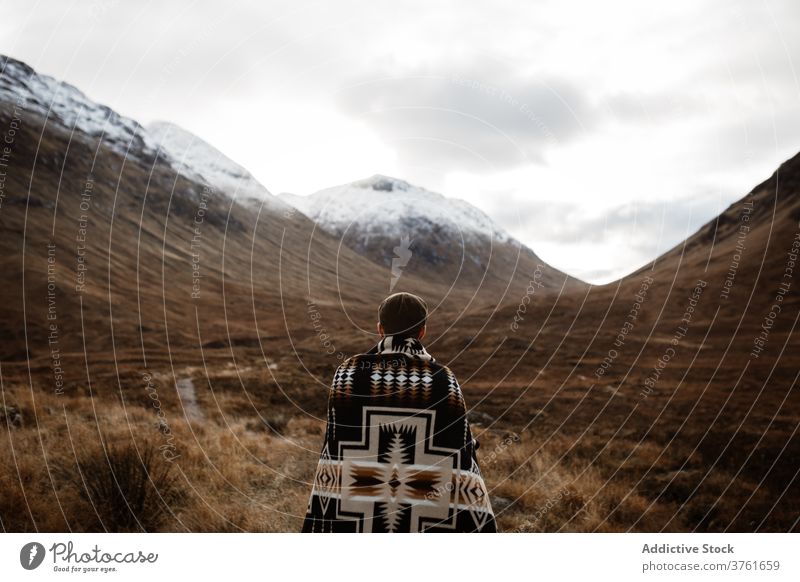 Reisender Mann im Hochlandtal Tal Berge u. Gebirge erkunden Fernweh genießen fallen Saison männlich Schottisches Hochland Schottland Großbritannien