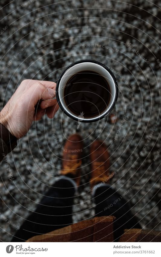 Crop Reisende trinken Kaffee in Metallbecher Reisender Tourist Heißgetränk Abenteuer Tasse Schottisches Hochland Schottland Großbritannien