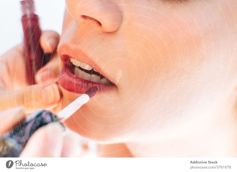 Crop Visagist tun Make-up im Salon bewerben Lippenstift Applikator Gesicht visagiste professionell Vorschein Schönheit Kosmetik Produkt Verfahren Prozess