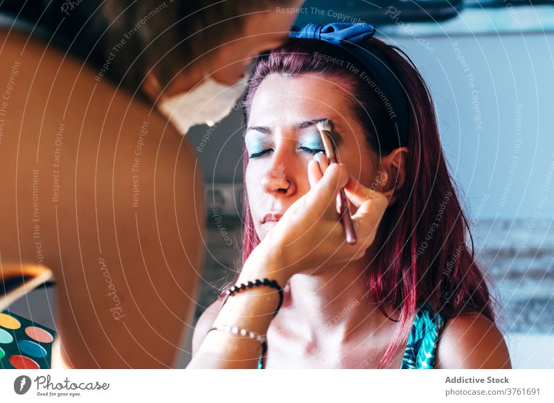 Junge Frauen machen Make-up zu Hause heimwärts Freundin Kosmetik Schlafzimmer Mundschutz behüten Palette Zusammensein Schönheit Lifestyle Hautpflege Routine