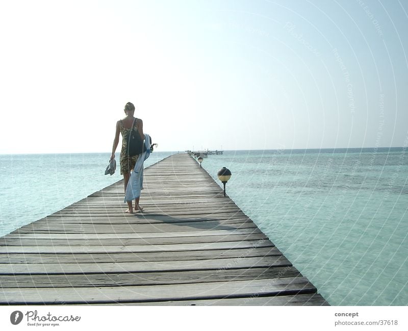 Steg ins Meer Strand Malediven Sommer Frau Blaues Wasser