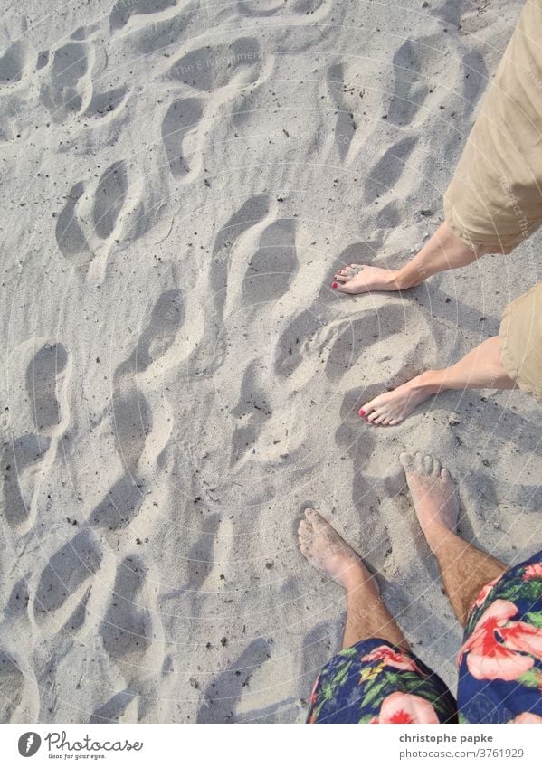 Füße eines Paares im Sand Fuß Barfuß Sommer Strand Zehen Beine Ferien & Urlaub & Reisen Mensch Erholung Meer Nagellack Badehose zusammen Außenaufnahme Frau