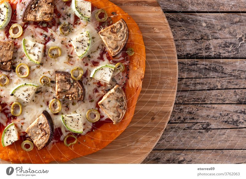 Herbstliche Kürbis-Pizza mit Gemüse gebacken Käse Farbe lecker Teigwaren Aubergine Lebensmittel Gesundheit Bestandteil Mozzarella orange Oregano echtes Essen