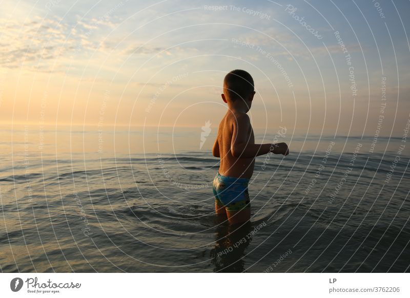 Kontrastieren der Silhouette eines Kindes mit Meer und Himmel Schwache Tiefenschärfe Schatten Licht Tag Außenaufnahme Aktion Körper Junge Mensch Versuch Mut